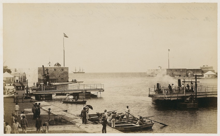 De kruiser Hr.Ms. De Ruyter (achtergrond) keert terug van haar laatste reis naar Santo Domingo, de hoofdstad van de Dominicaanse Republiek, in de haven van Willemstad