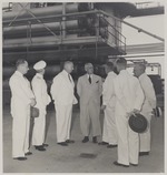 Gezelschap in de raffinaderij van de Curaçaosche Petroleum Industrie Maatschappij te Willemstad op Curaçao