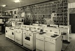 Gasfornuizen in de winkel van de Curaçaosche Handel Maatschappij in Otrabanda te Willemstad