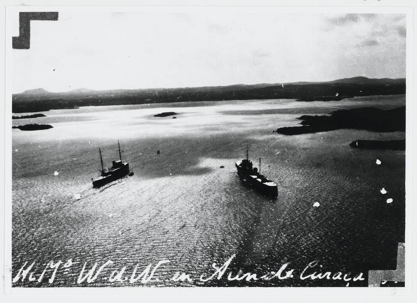 Hr.Ms. torpedobootjagers Witte de With (links) en Arend bij Curaçao