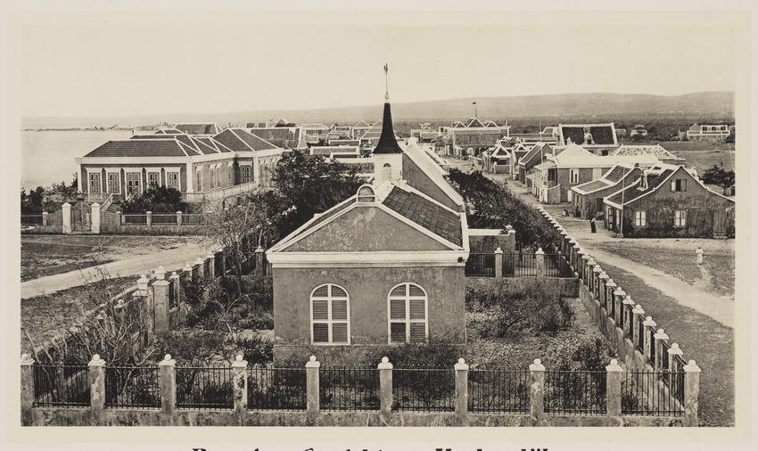 Kralendijk, hoofdstad van Bonaire, met op de voorgrond de protestantse kerk