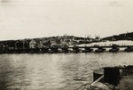 De Koningin Emmabrug tussen Otrabanda en Punda te Willemstad met op de achtergrond twee schepen van de KNSM