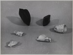 Twee stenen beiteltjes en een paar Goudse pijpenkopjes, gevonden bij opgravingen door G. Lammers op de voormalige plantage Frederikslust op Curaçao