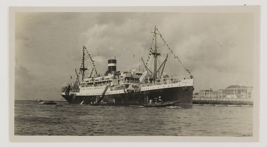 Aankomst van het eerste passagiersschip na de Tweede Wereldoorlog , het s.s. Stuyvesant van de KNSM, in de Sint Annabaai te Willemstad