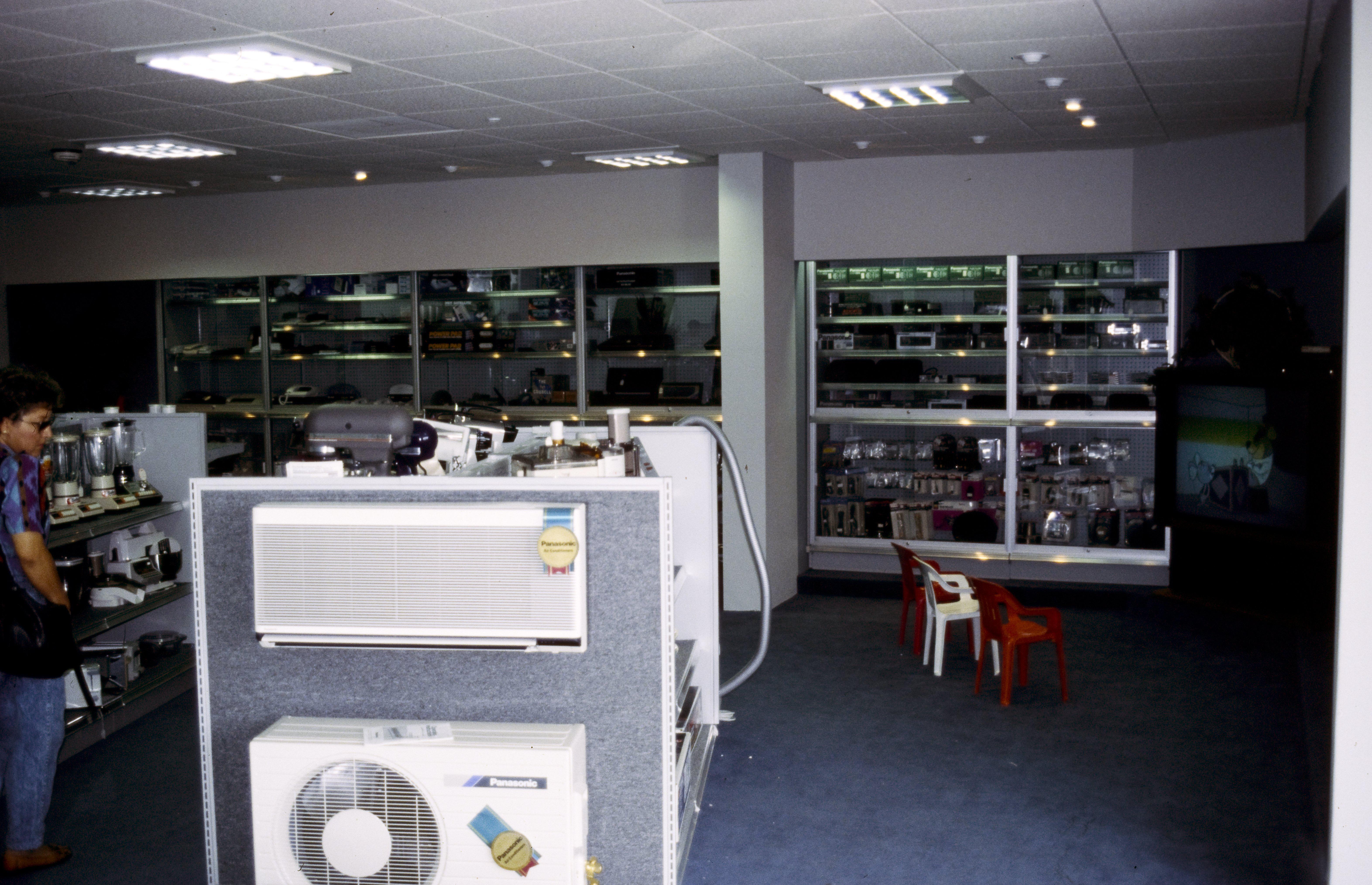 Interieur van de electronica- en witgoedwinkel van AMC Unicon N.V. (Antillian Mercantile Corporation, United Construction) op Aruba