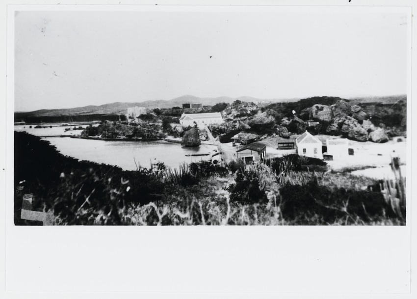 Marineoefening aan de Caracas-baai op Curaçao met op de achtergrond Fort Beekenburg en het Quarantaine-etablissement