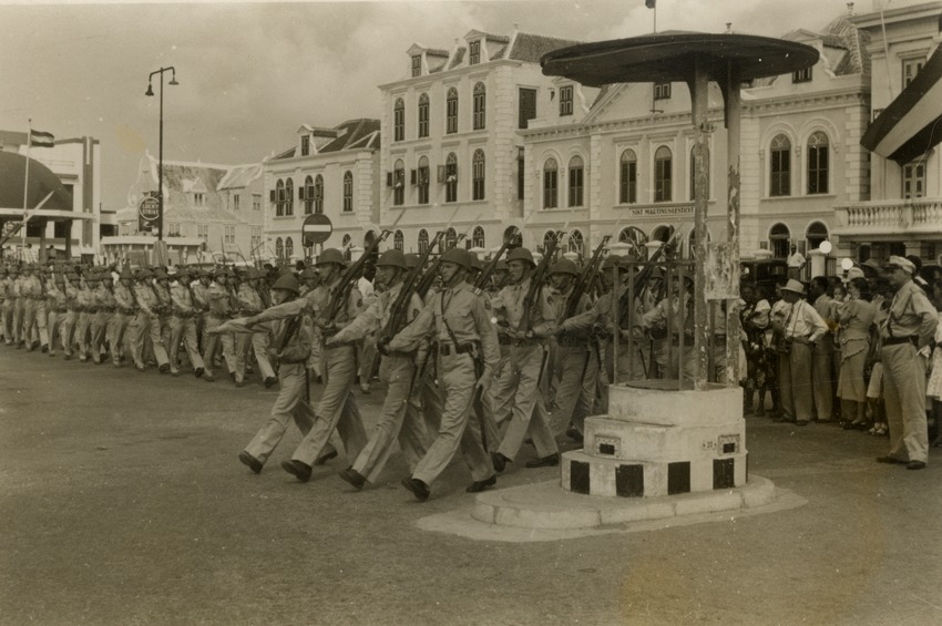 Peleton Waterfort tijdens het bezoek van koningin Juliana en prins Bernhard aan Curaçao van 18 - 21 oktober 1955 in Willemstad