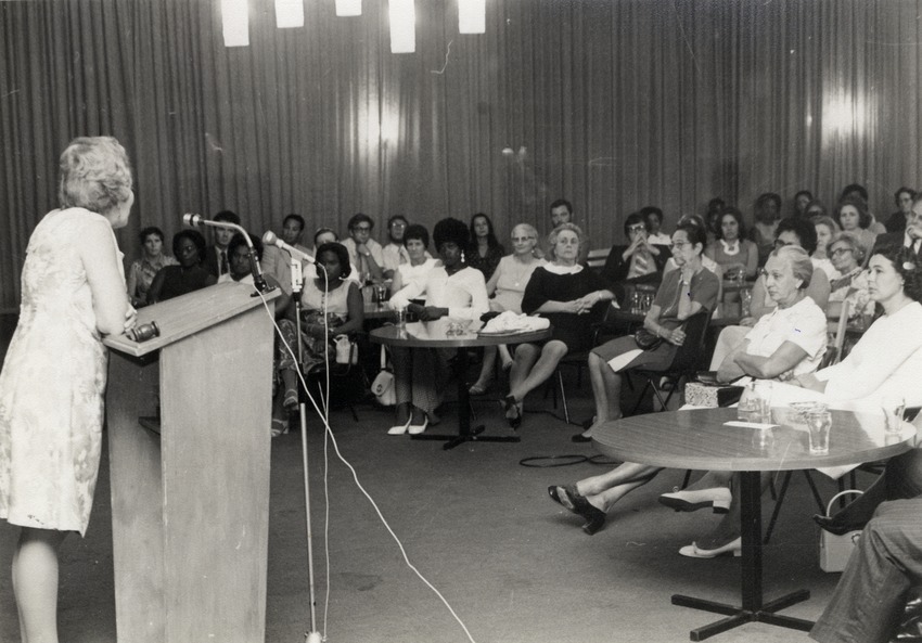 Lezing van Nelly Winkel in het Centro Pro Arte te Curaçao