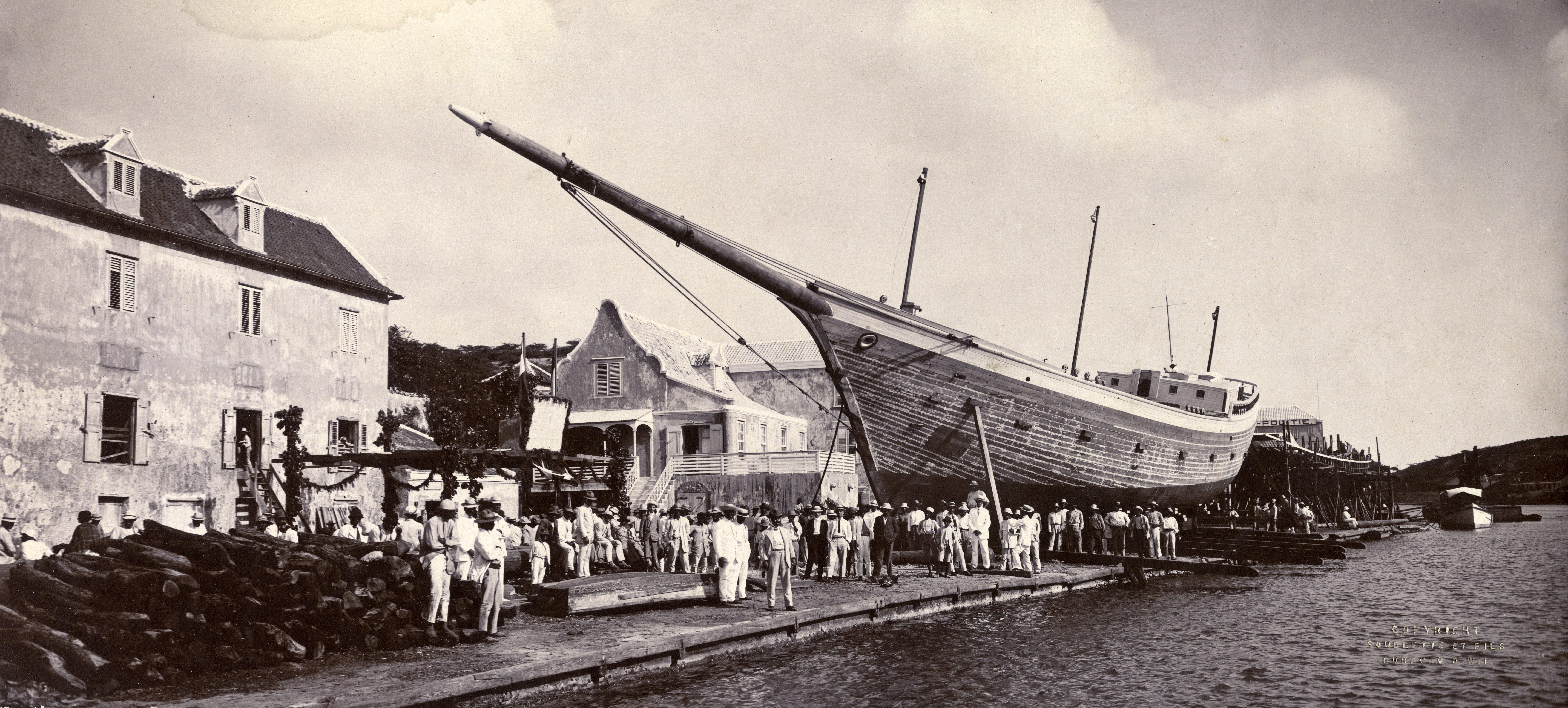 Tewaterlating van de schoener Hollandia van de Curaçaosche Handel Maatschappij te Willemstad