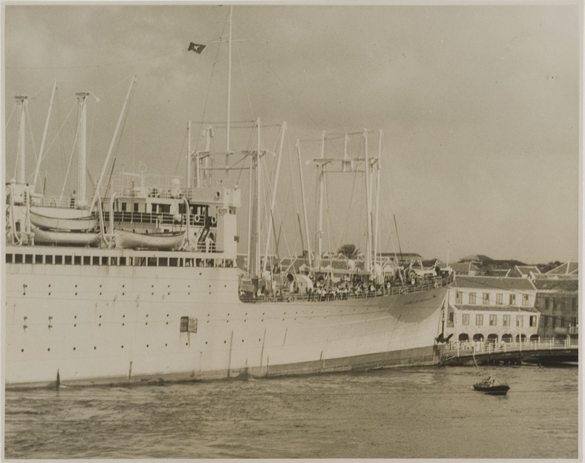 De Cabo de Hornos uit Sevilla is in de haven van Willemstad uit het roer gelopen tegen de geopende Koningin Emmabrug aan