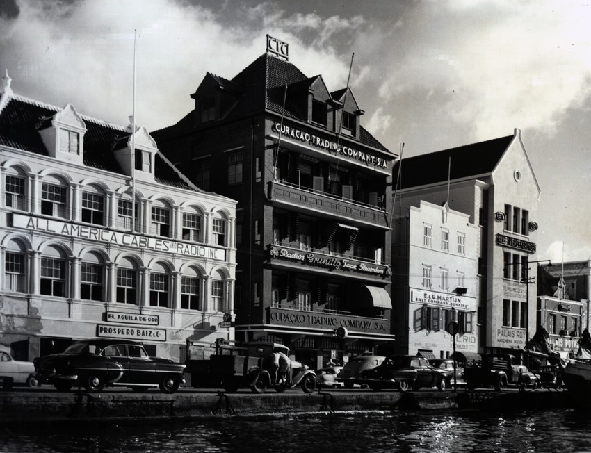 Kantoorgebouw van de Curaçao Trading Company S.A (C.T.C.), dat in 1937 is gebouwd, aan de Handelskade te Willemstad