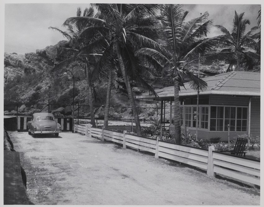 Huis en auto van Jan Carel van Essen, hoofd Fotografische Dienst van de Curaçaosche Petroleum Industrie Maatschappij, aan de Caracasbaai op Curaçao
