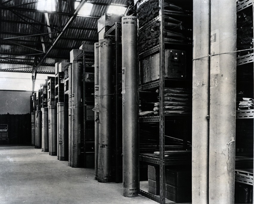 Interieur van pakhuizen van de Curaçao Trading Company, S.A. (C.T.C.) met voorraad huishoudelijke goederen voor de winkels te Willemstad