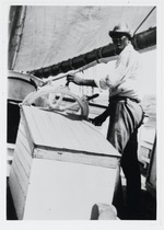 Visser aan het roer van zijn boot bij Aruba