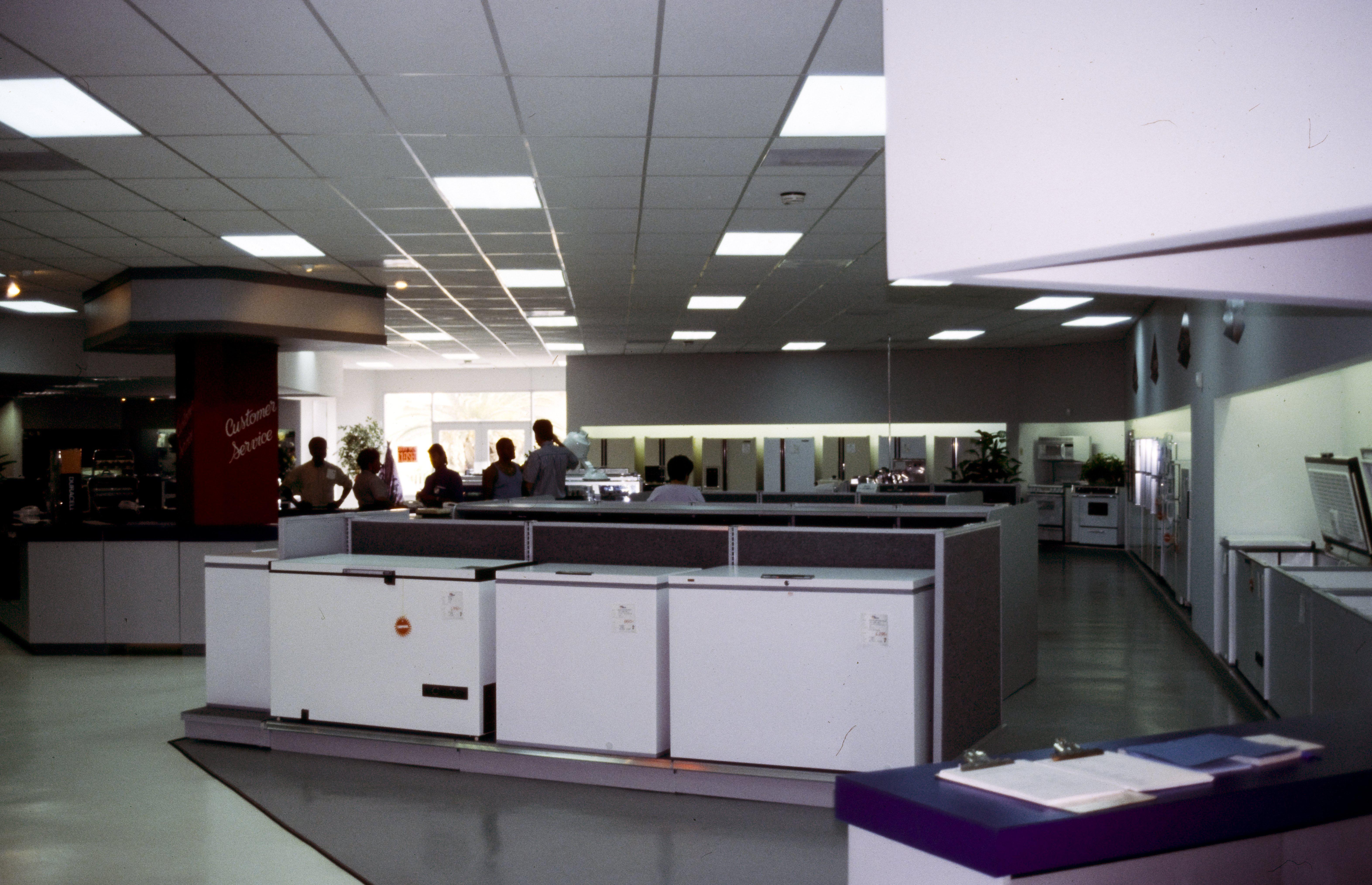 Interieur van de electronica- en witgoedwinkel van AMC Unicon N.V. (Antillian Mercantile Corporation, United Construction) op Aruba