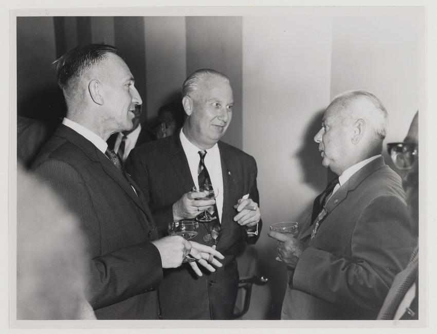 J.C. van Essen (rechts), hoofd Fotografische Dienst van de N.V. Shell Curaçao, op de receptie ter gelegenheid van zijn benoeming tot Ridder in de Orde van Oranje Nassau in het gouverneurshuis te Willemstad