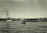 Loodsen in de Sint Annabaai met de woonwijk Scharloo op de achtergrond te Willemstad