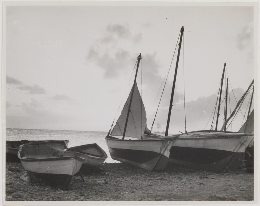Zeilscheepjes op het strand van Curaçao