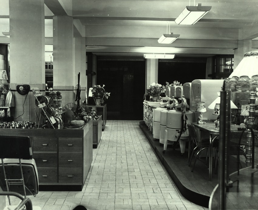 Interieur van de winkel van de Curaçaosche Handel Maatschappij (Metropolis) aan de Heerenstraat 33 te Willemstad