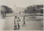 Kinderen bij de rooms-katholieke kerk te Rincon op Bonaire