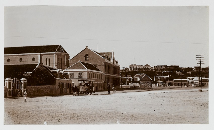 Het Concordiaplein (later Julianaplein) met een wagon van de paardentram te Willemstad, Curaçao