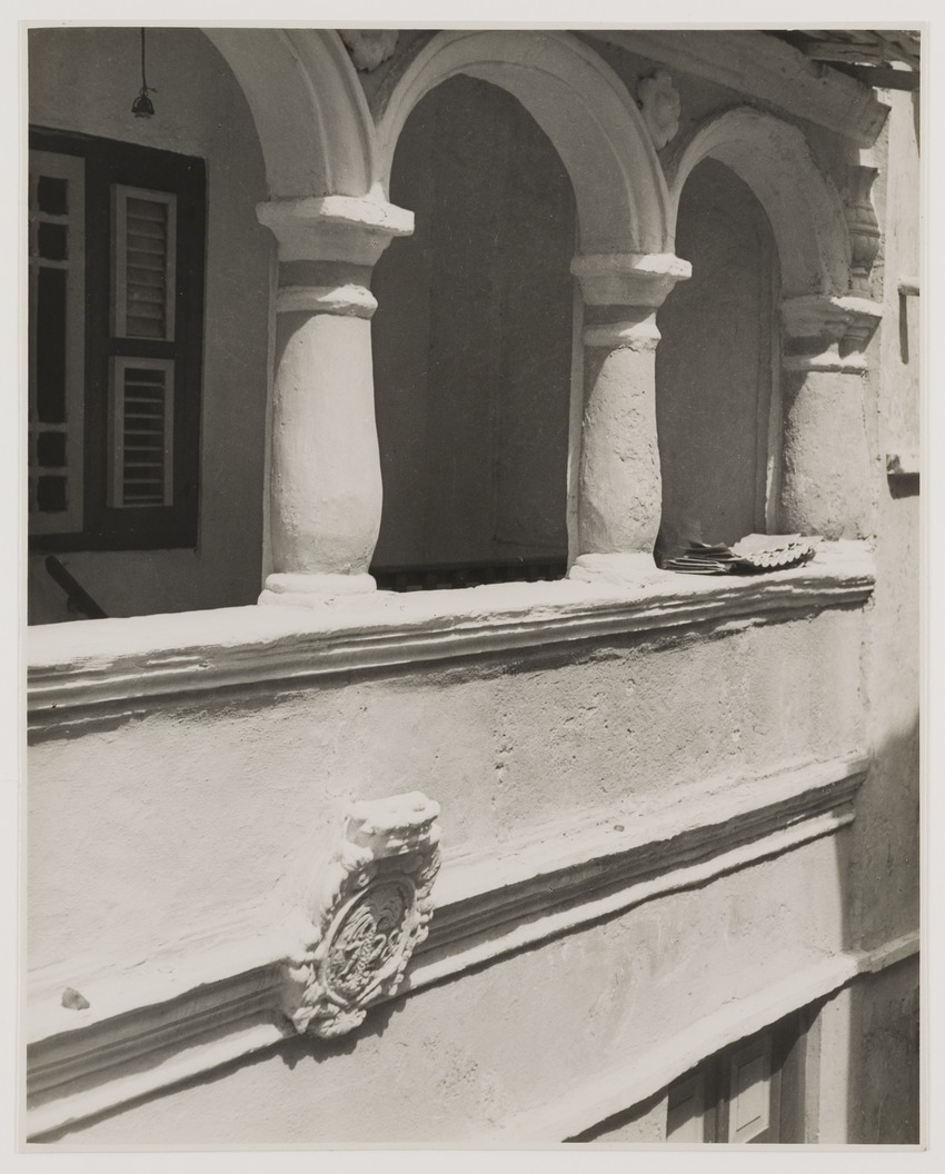 Voorgalerij met gevelsteen van Kuiperstraat 28 te Willemstad