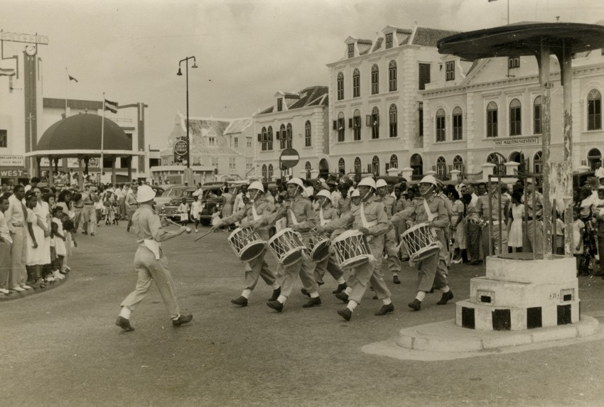 Drumband in de optocht ter gelegenheid van het bezoek van koningin Juliana en prins Bernhard aan Curaçao van 18 - 21 oktober 1955 in Willemstad