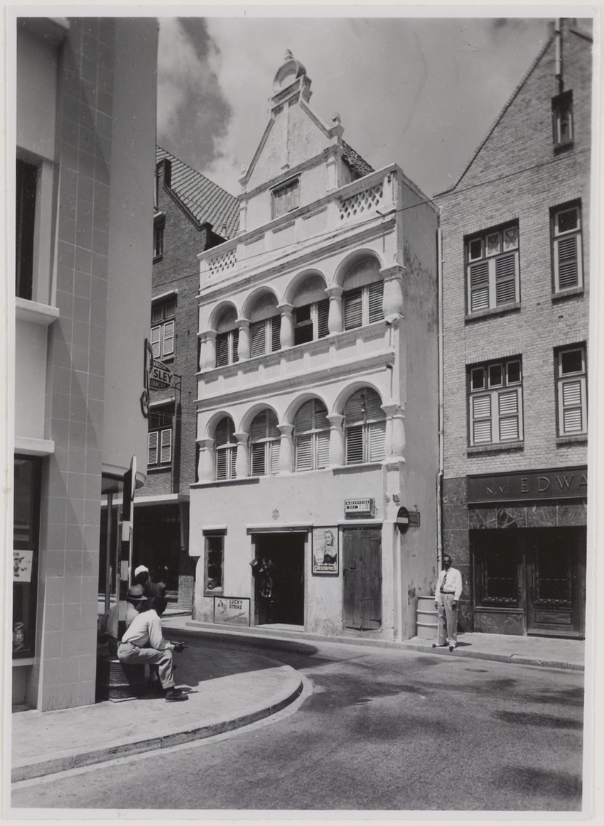 Huis aan de Heerenstraat 35 te Willemstad, gezien vanuit het noordoosten