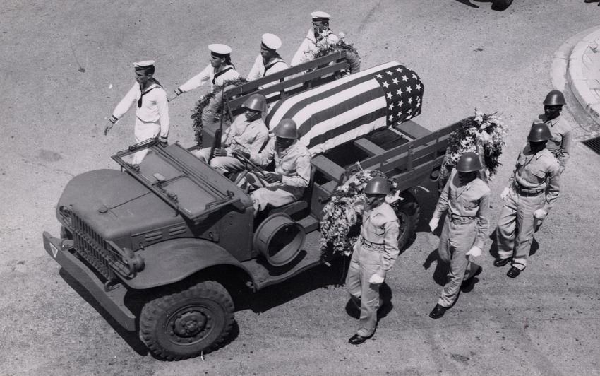 Gesneuvelde of overleden Amerikaanse matrozen worden overgebracht vanuit Willemstad op Curaçao naar Amerika