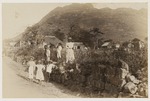 Mensen in een dorp langs de weg naar de Quill (uitgedoofde vulkaan ten noordwesten van de vulkaan Mazinga) op Sint Eustatius