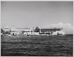 Links het gouverneurshuis in Fort Amsterdam en rechts hotel El Curaçao Intercontinental aan de Sint Annabaai te Willemstad