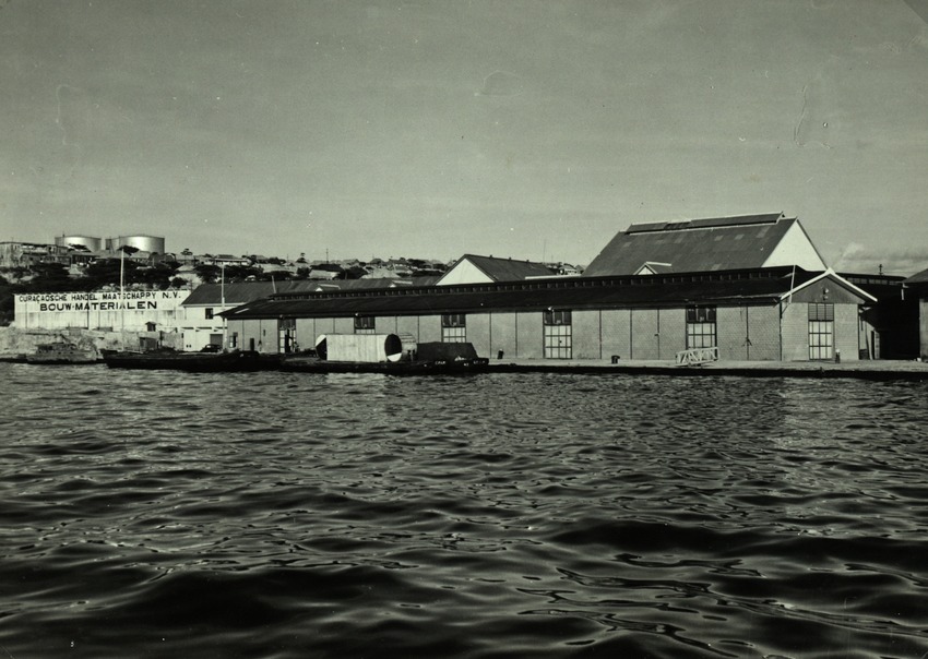 Houtloods in de Sint Annabaai te Willemstad
