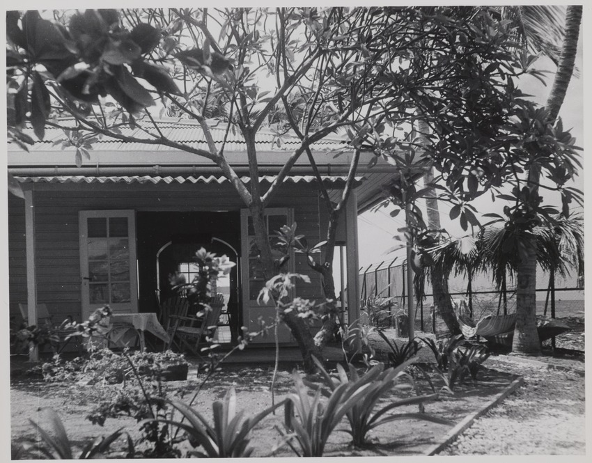 Huis en tuin van Jan Carel van Essen, hoofd Fotografische Dienst van de Curaçaosche Petroleum Industrie Maatschappij, aan de Caracasbaai op Curaçao