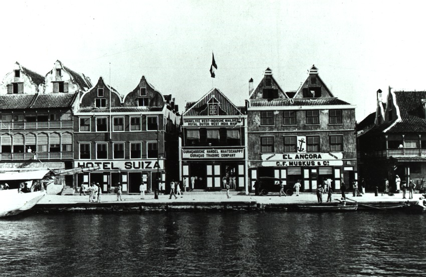 Curaçaosche Handel Maatschappij aan de Handelskade te Willemstad