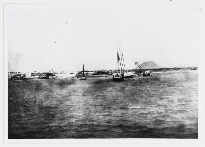 Fort Zoutman (links) te Oranjestad en rechts de Hooiberg op Aruba