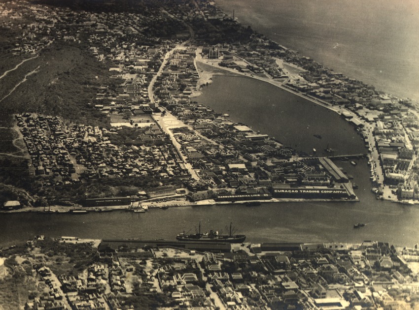 Loods van de Curaçaosche Handel Maatschappij aan de Sint Annabaai bij het Waaigat (rechts) te Willemstad