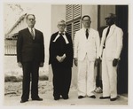 Dominee Aaldert van Essen (2e van links) op Bonaire
