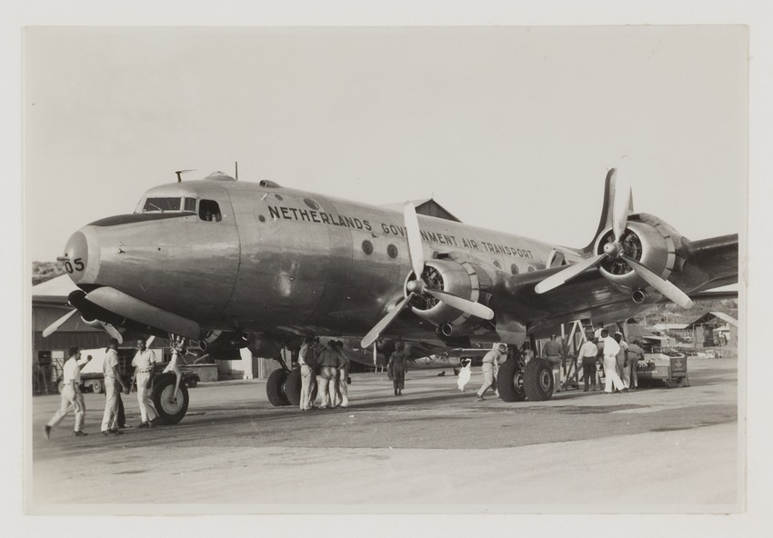 Het eerste KLM-vliegtuig na de Tweede Wereldoorlog na de landing op vliegveld Hato op Curaçao