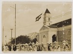Kerkgangers bij de protestantse kerk in Oranjestad op Aruba tijdens een feestdag