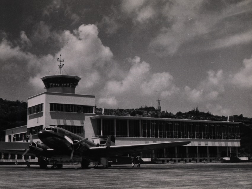 Het vliegveld Hato op Curaçao met een Douglas DC-4 van de KLM, The Flying Dutchman