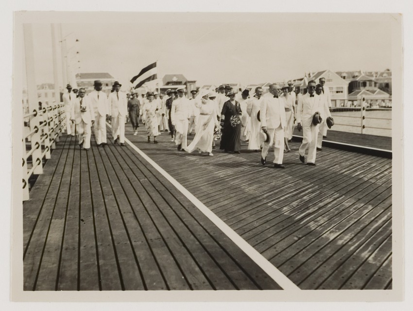 Feestelijke opening van de Emmabrug te Willemstad door de gouverneur van Curaçao, G.J.J. Wouters