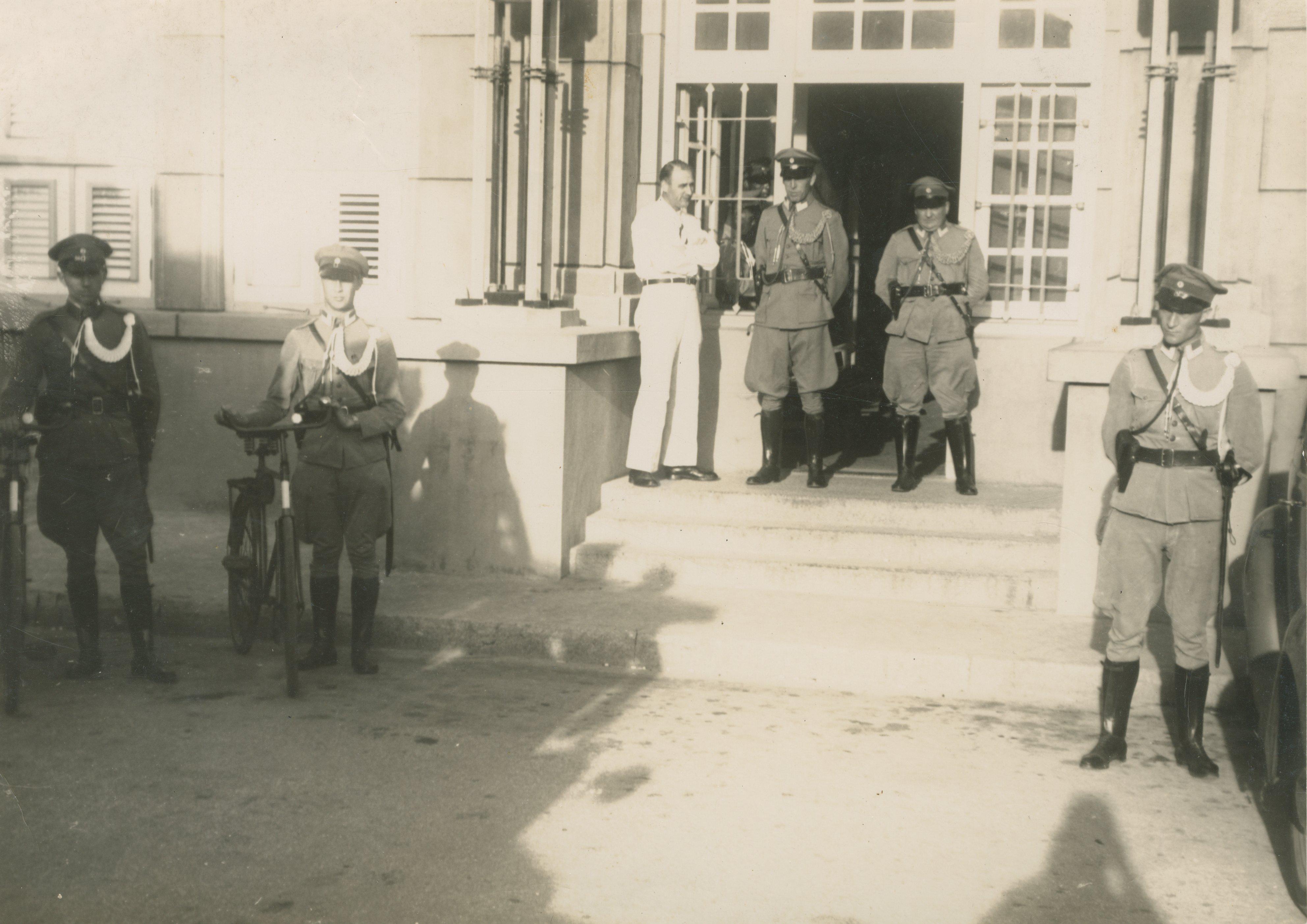 Poserende politiemannen voor een politiebureau op Curaçao of Aruba