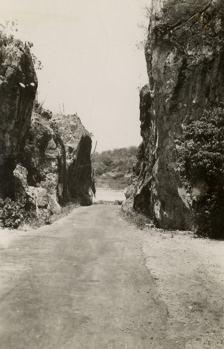 Weg door de rotsen op Curaçao
