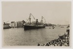 Aankomst van het eerste passagiersschip na de Tweede Wereldoorlog , het s.s. Stuyvesant van de KNSM, in de Sint Annabaai te Willemstad