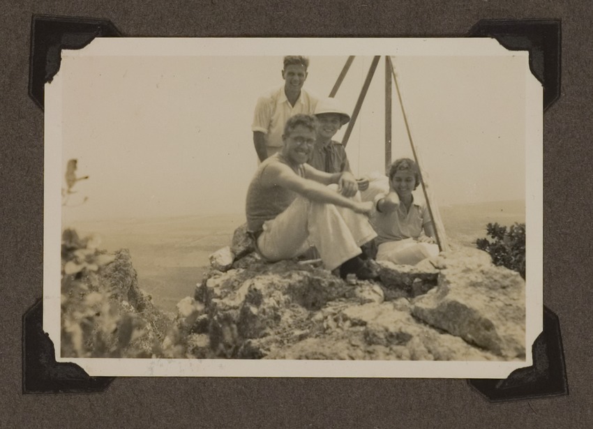 Mensen bovenop de Sint Christoffelberg in het noorden van Curaçao