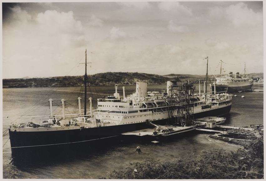 De Nieuw Amsterdam (rechts), en een Brits schip in de Caracasbaai op Curaçao