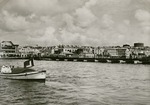De Koningin Emmabrug, een schipbrug, met op de achtergrond Otrabanda te Willemstad