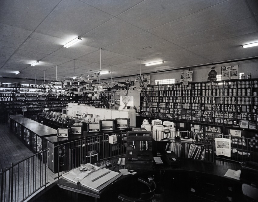 Interieur van de Otrabanda winkel van de Curaçao Trading Company, S.A. (C.T.C.) te Willemstad