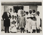 Dominee A. van Essen (links) met kerkgangers, vermoedelijk op Bonaire