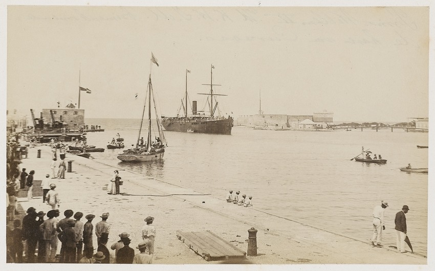 De Prins Willem II van de Koninklijke West-Indische Mail arriveert in de Sint Anna-baai te Willemstad met op de achtergrond het Riffort